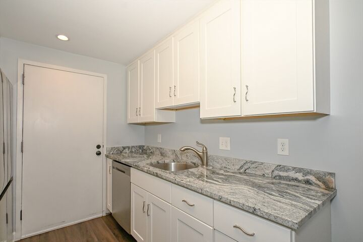 Property Photo:  5 Village Rock Ln 15  MA 01760 