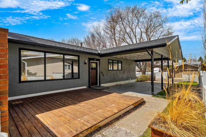 Property Photo:  191 Maple Court Crescent SE  AB T2J 1V9 