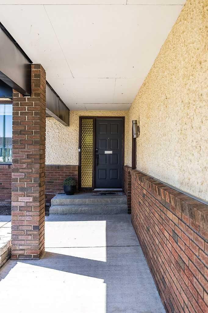 Property Photo:  21 East Glen Court SE  AB T1B 2Z6 