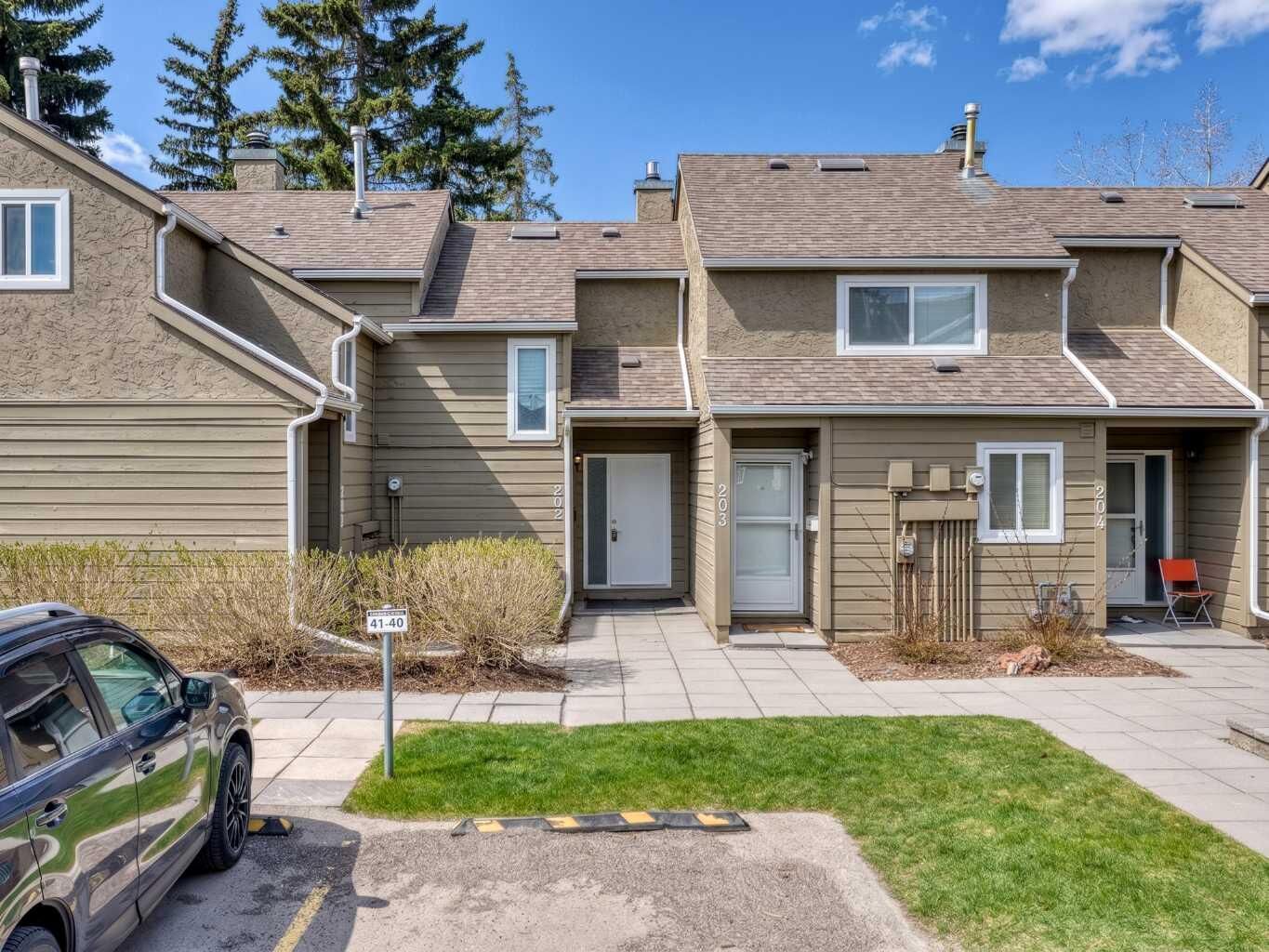 Property Photo:  829 Coach Bluff Crescent SW 202  AB T3H 1B1 