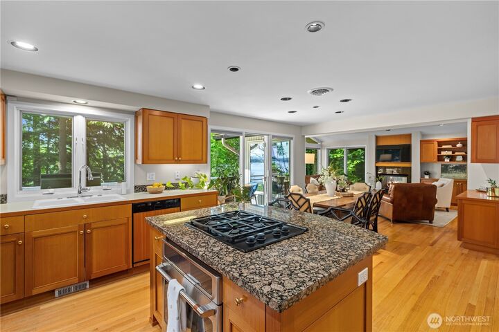 Property Photo:  3813 W Mercer Way  WA 98040 