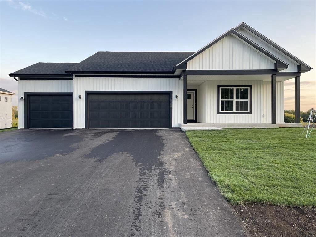 Property Photo:  411 Ridge Court  WI 53576 