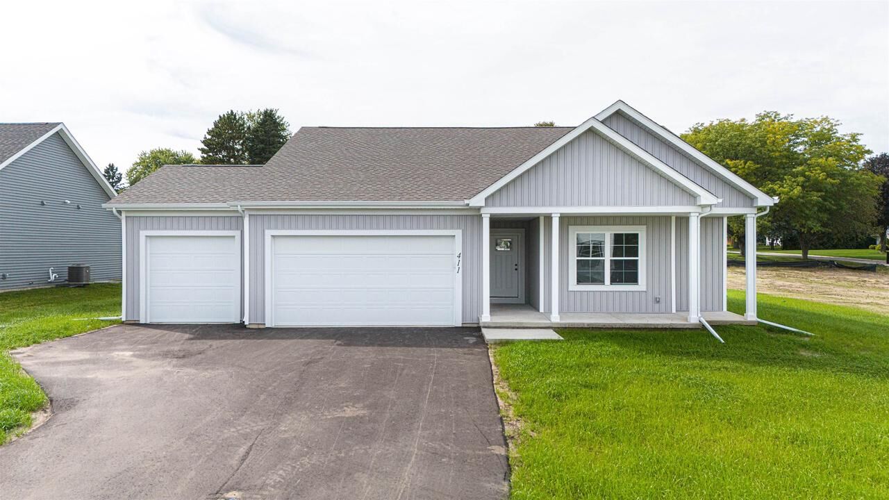 Property Photo:  411 Ridge Court  WI 53576 