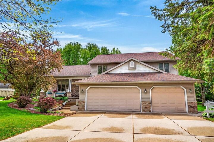 Property Photo: 706 Summerton Court WI 53590