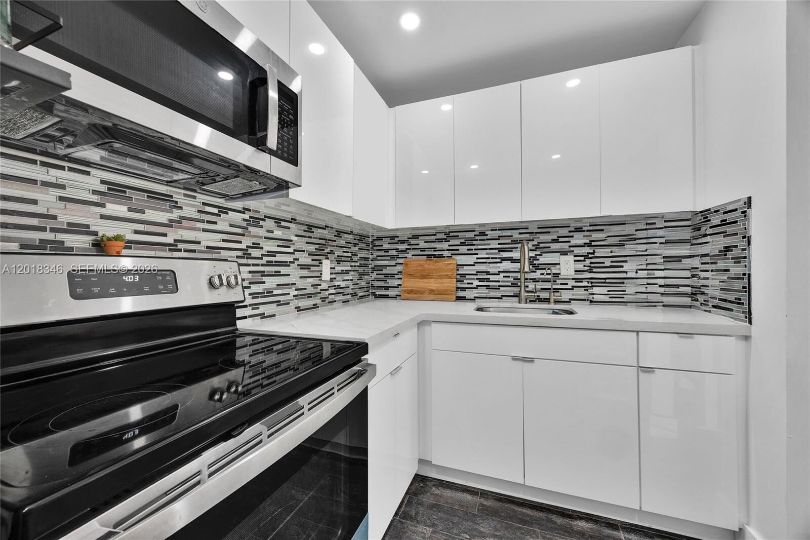 Property Photo:  1051 SW 1st St 401  FL 33130 