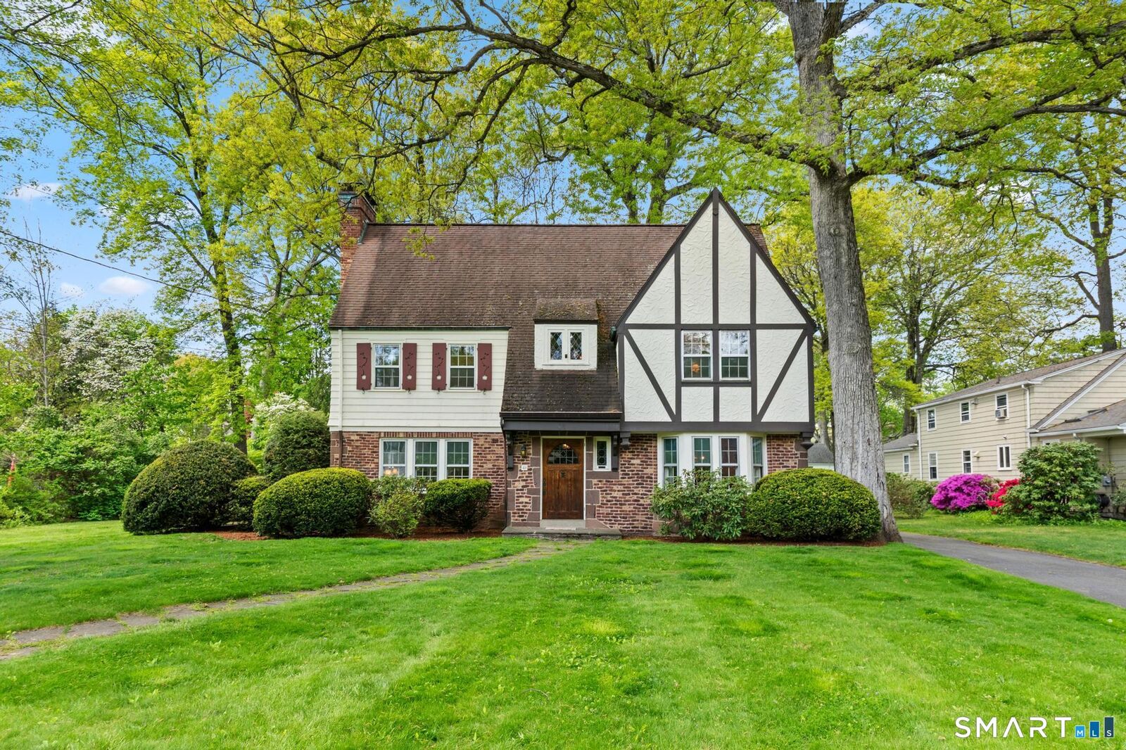 Property Photo:  49 Arlington Road  CT 06107 