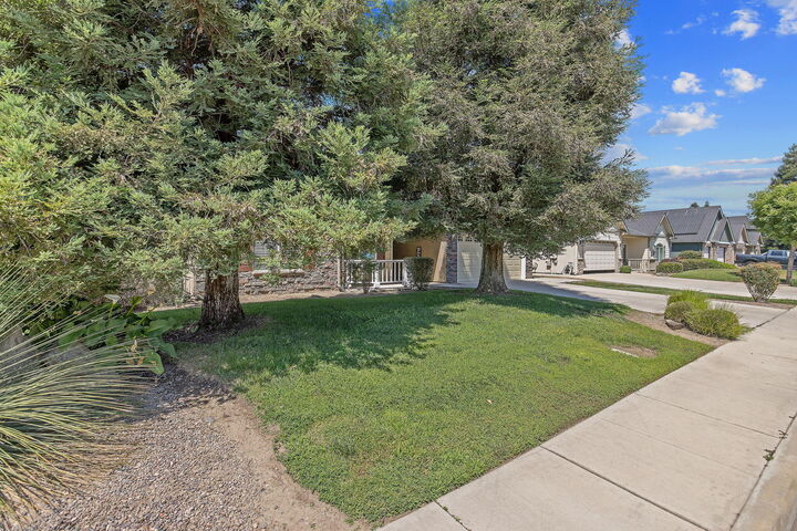 Property Photo:  5048 W Wren Avenue  CA 93291 