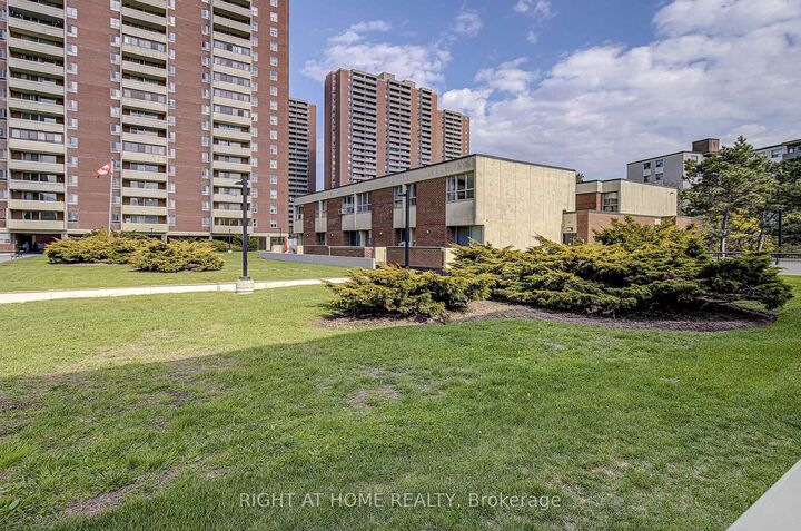 8 Crescent Town Road 409 — photo 1