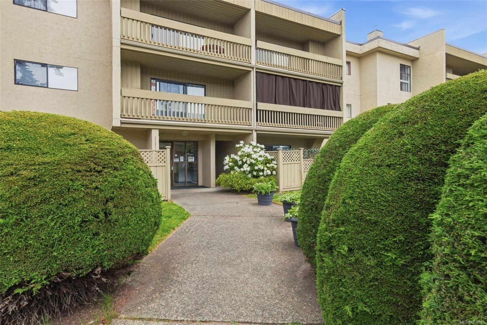 Property Photo: 363 Morison Ave #208 BC V9P 1P4