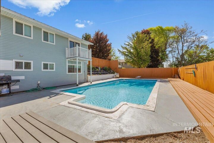 Property Photo:  906 N 9th St  ID 83660-5900 
