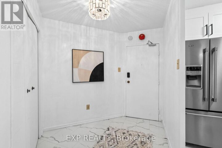 Property Photo:  2323 Confederation Parkway 905  ON L5B 1R6 