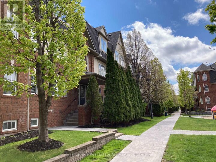 Property Photo:  730 Neighbourhood Circle 4  ON L5B 0B3 
