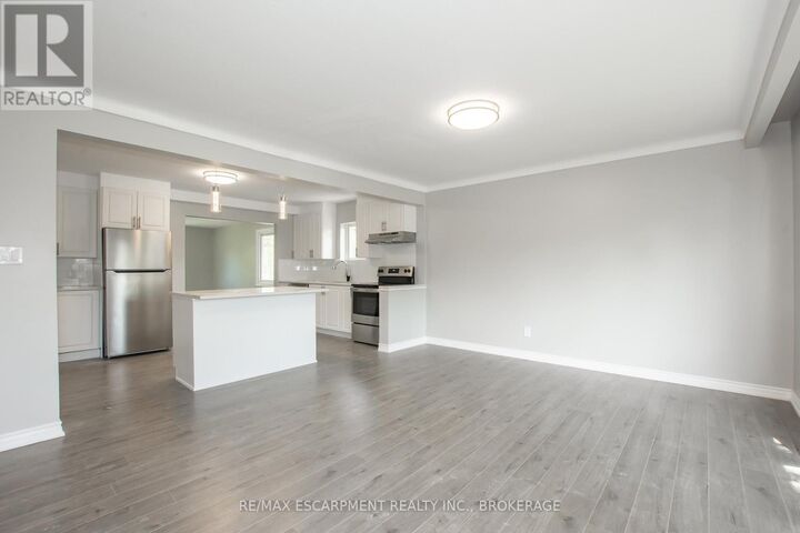 Property Photo:  2 Wolfdale Place Main  ON L2N 4M5 