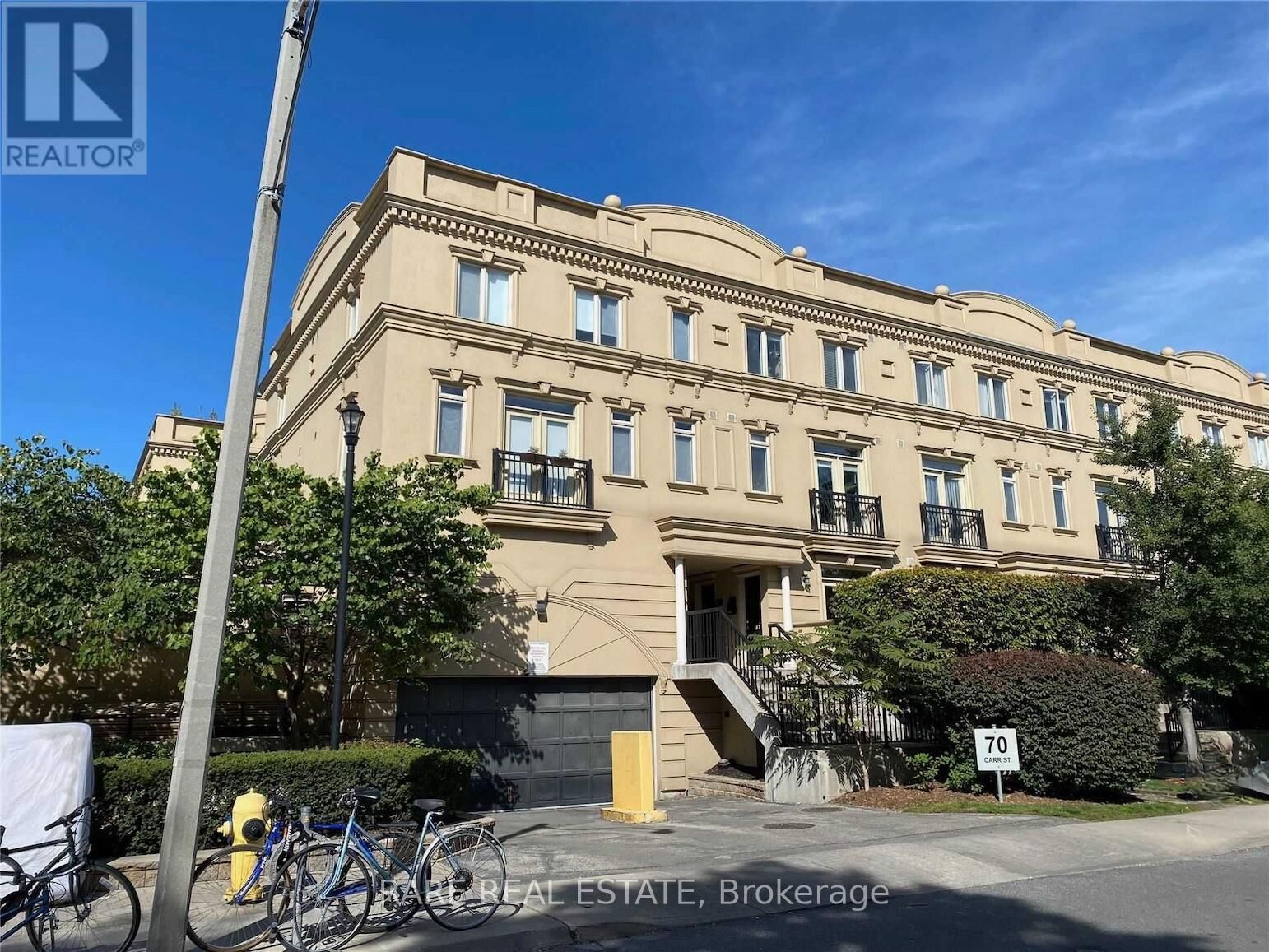 Property Photo:  70 Carr Street Th05  ON M5T 1B7 