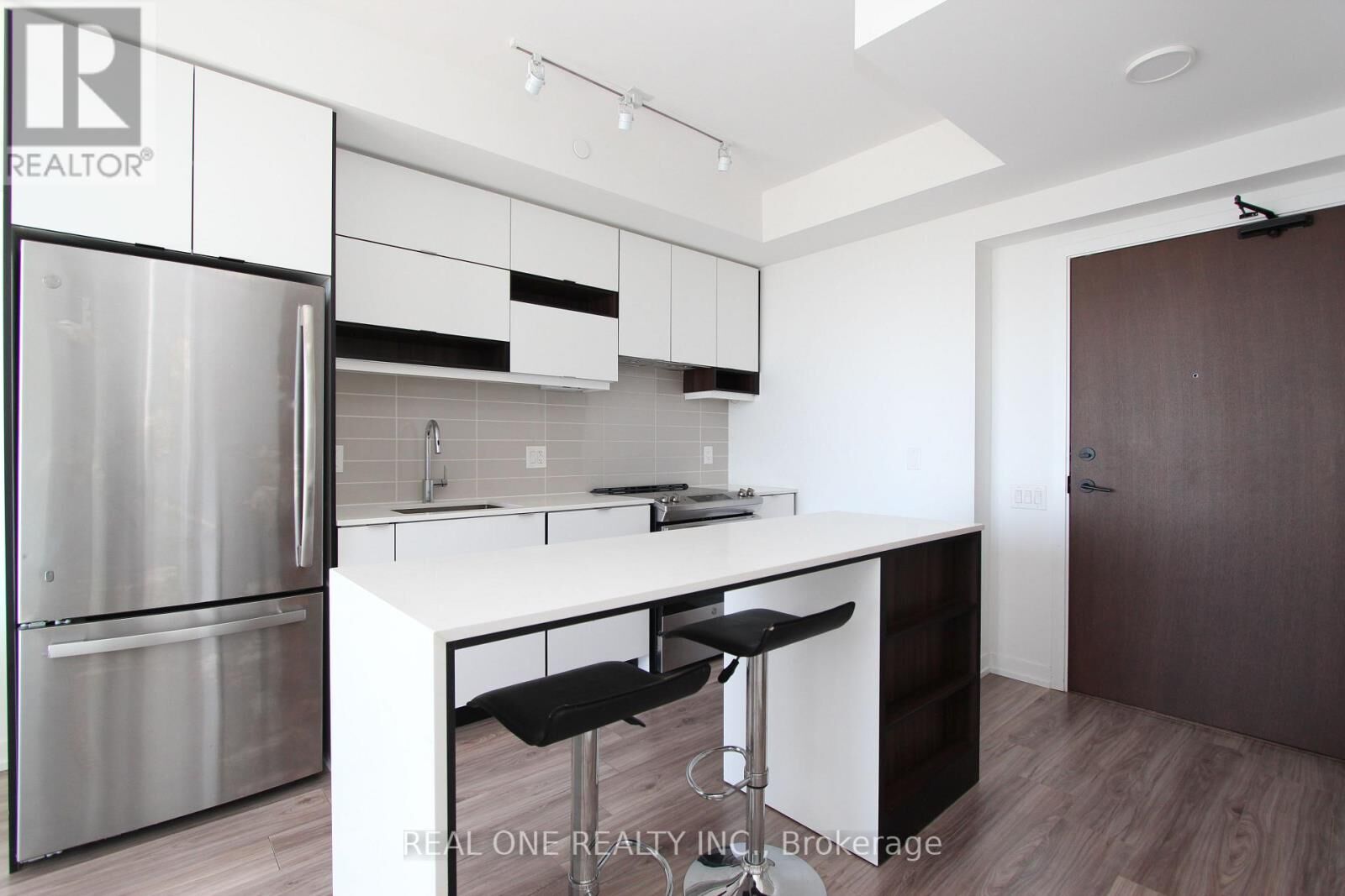 Property Photo:  4065 Confederation Parkway 3809  ON L5B 0L4 