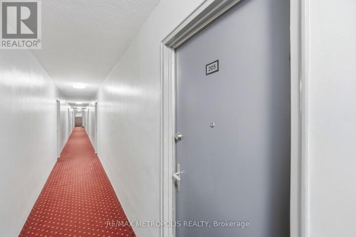 Property Photo:  5877 Bathurst Street 205  ON M2R 1Y7 