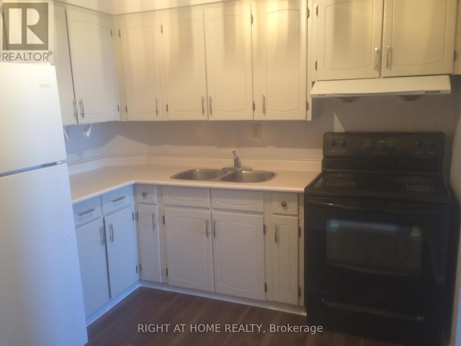 Property Photo:  3555 Derry Road East 601  ON L4T 1B2 