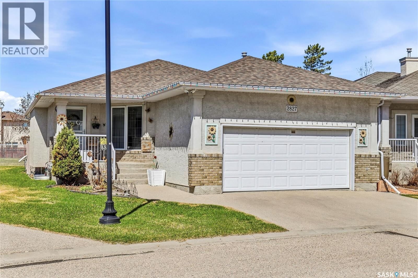 Property Photo:  2827 Meadow Park Crescent E  SK S4V 1N7 
