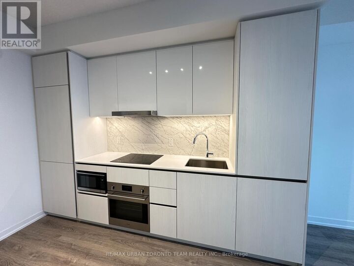 Property Photo:  8 Interchange Way 4805  ON L4K 5Z7 