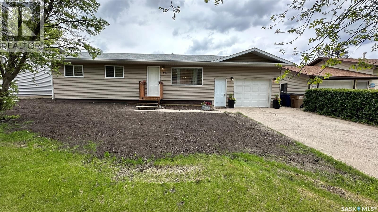 Property Photo:  807 107th Avenue  SK S0E 1T0 