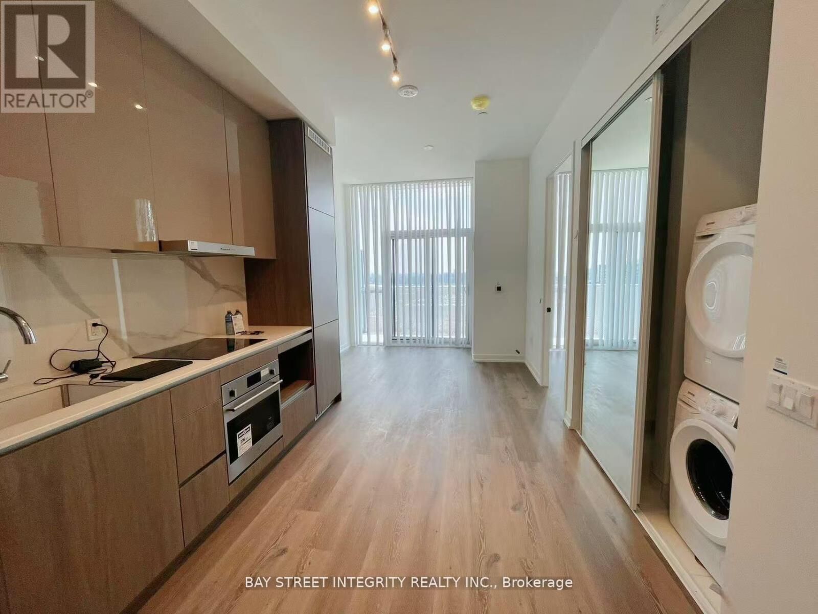 Property Photo:  28 Interchange Way 1911  ON L4K 0P8 