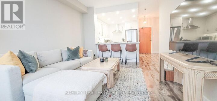 Property Photo:  326 Major Mackenzie Drive East 822  ON L4C 8T4 