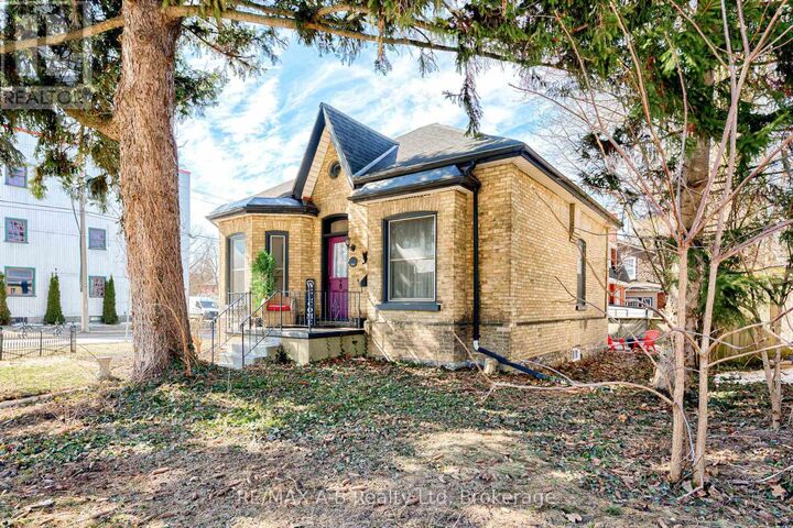 Property Photo:  246 Wellington Street  ON N5A 2L6 