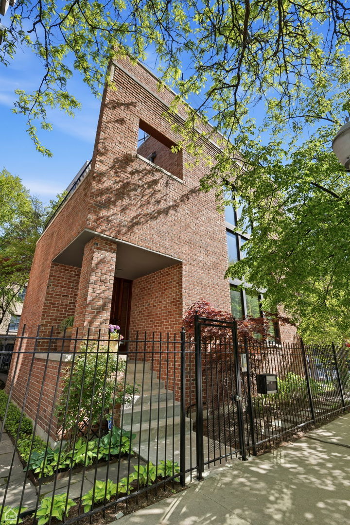 Property Photo: 1202 W Fletcher Street IL 60657