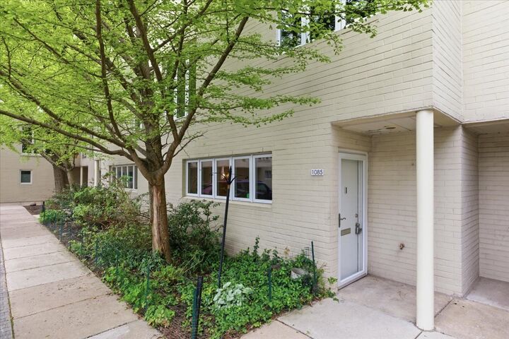 Property Photo: 1085 S Park Terrace IL 60605