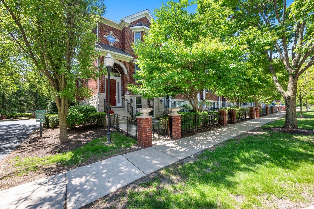 Property Photo:  1127 Gilbert Avenue 1127  IL 60515 