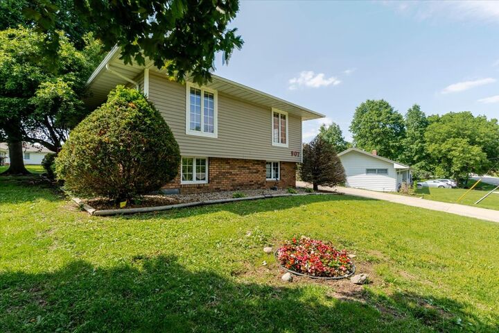 Property Photo: 907 S Quincy Street IL 61727