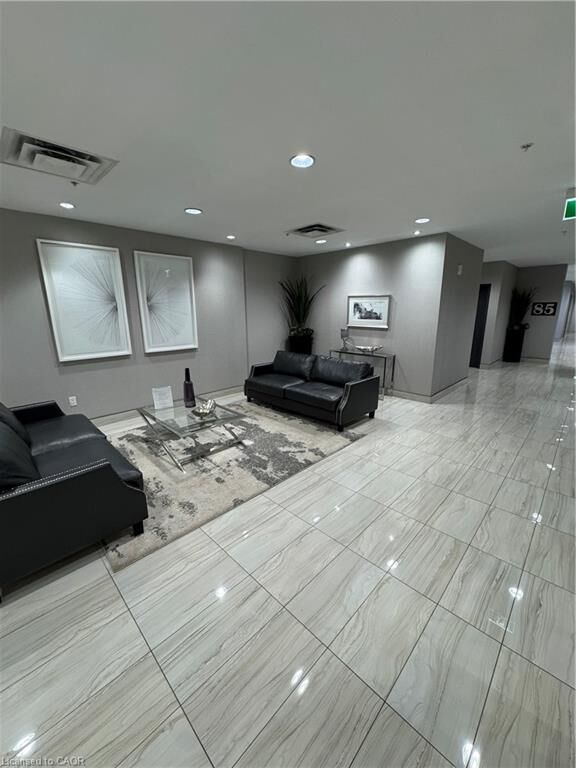 Property Photo:  85 Robinson Street 105  ON L8P 0B9 