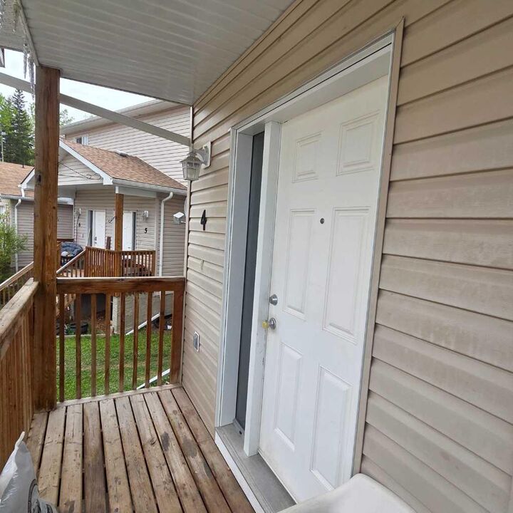 Property Photo:  624 41 Street 4  AB T7E 1A4 