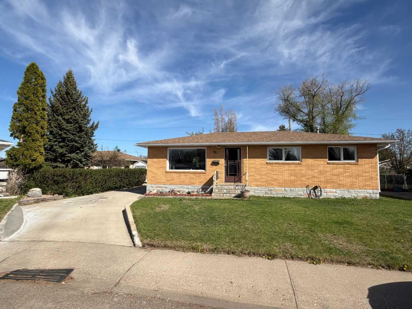 Property Photo:  1481 9 Avenue NE  AB T1A 6E9 