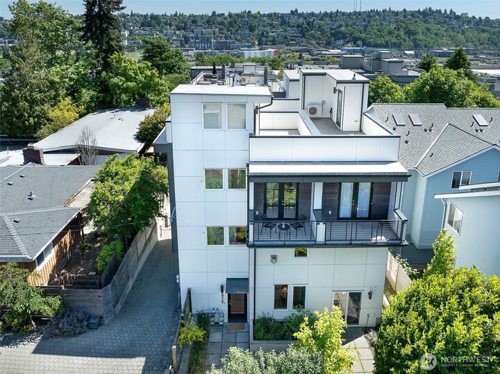 Property Photo:  2415 W Lynn Street  WA 98199 