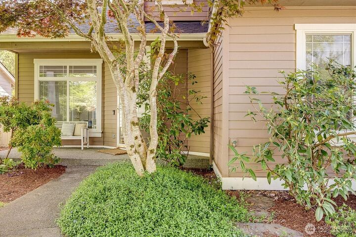 Property Photo:  225 SE 10th Circle  WA 98045 