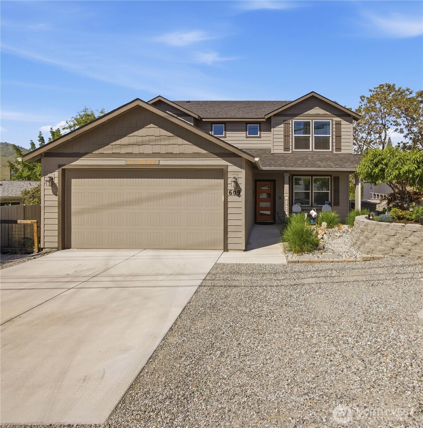 Property Photo:  609 N Bradley Street  WA 98816 