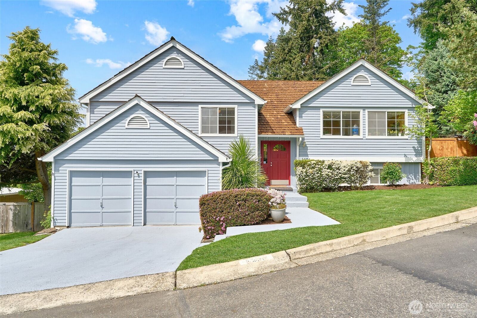 Property Photo:  1404  S 290th Pl  WA 98003 