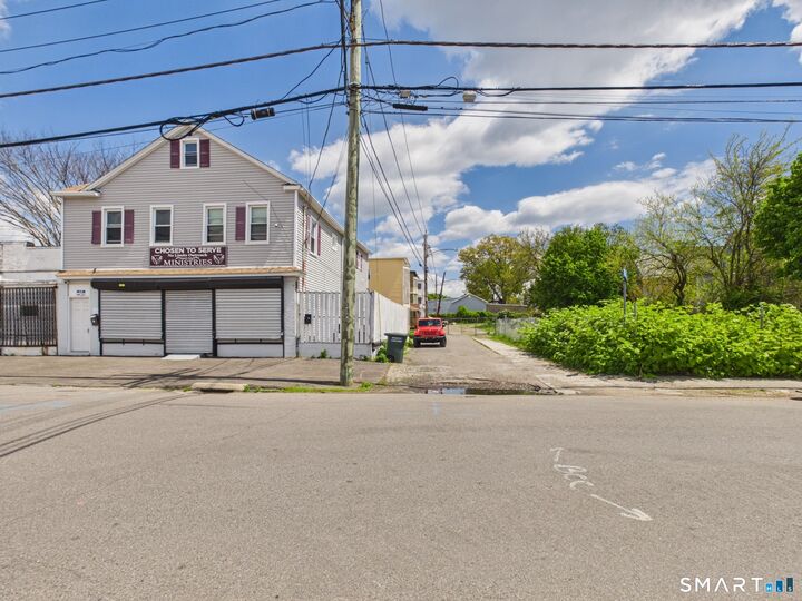 Property Photo:  