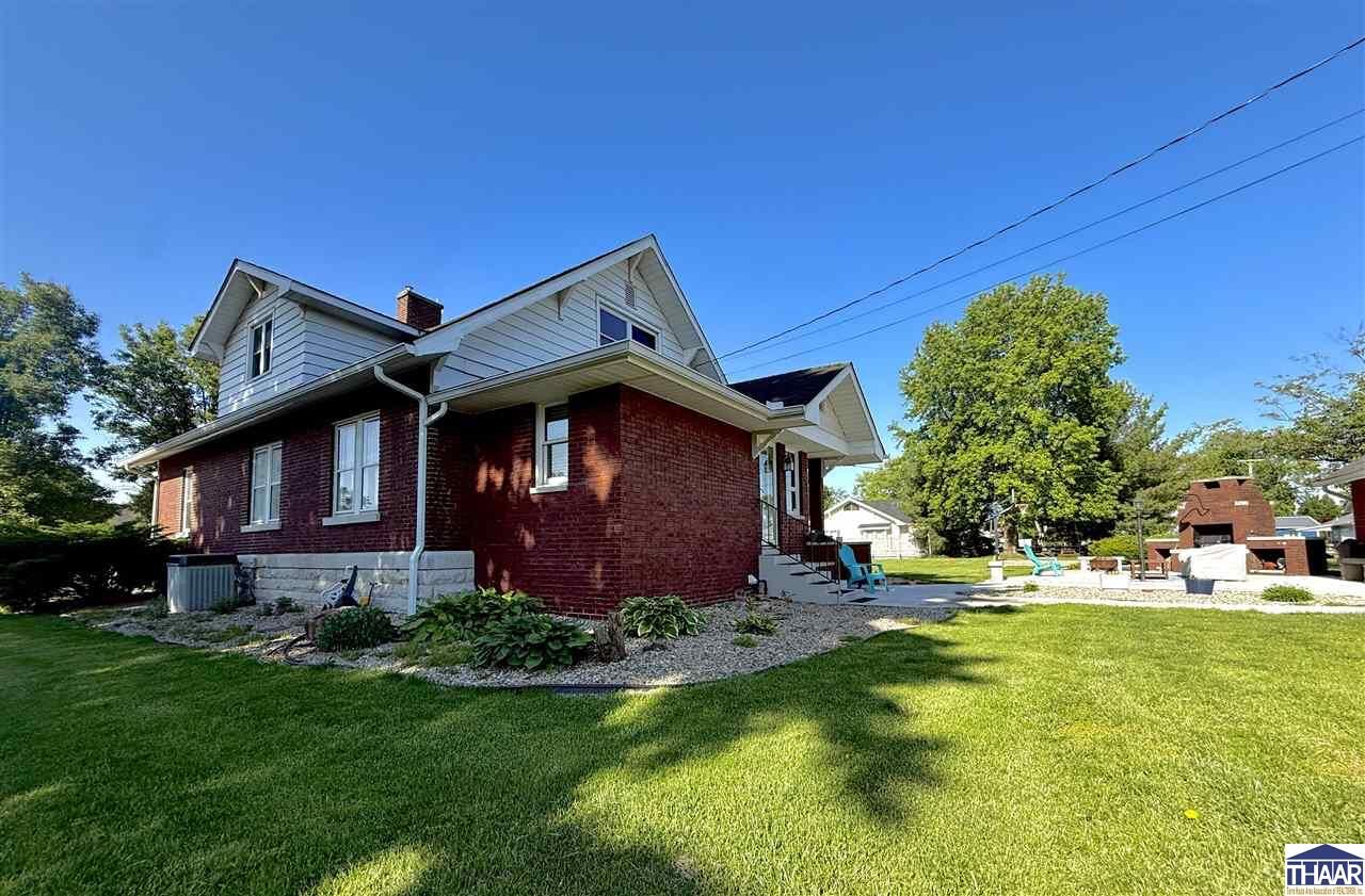 Property Photo:  990 E Vincennes Street  IN 47441 
