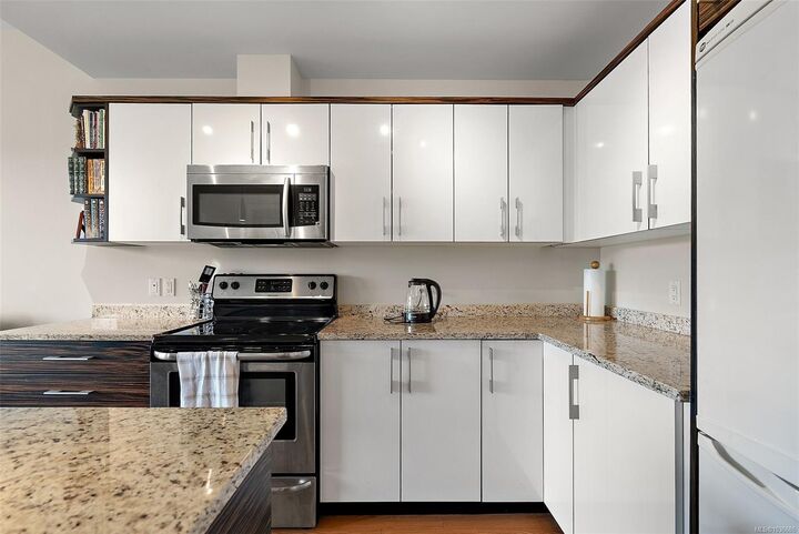 Property Photo:  4040 Borden St 405  BC V8X 2E9 