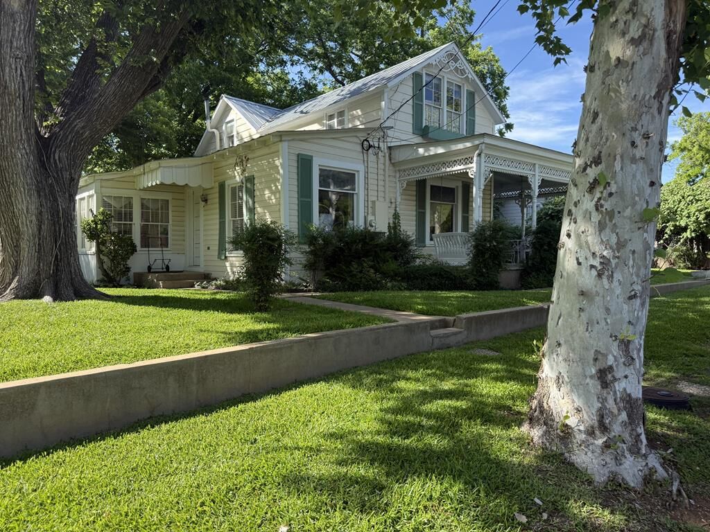Property Photo:  208 Crockett St  TX 78624 