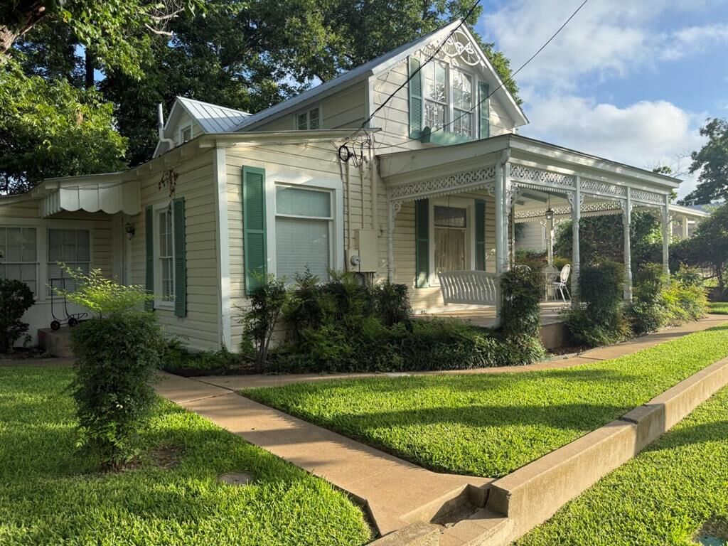 Property Photo:  208 Crockett St  TX 78624 