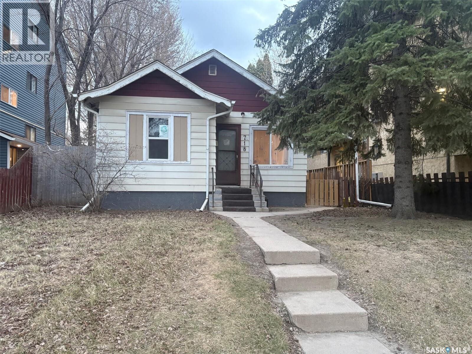 Property Photo:  718 8th Street E  SK S7H 0R3 