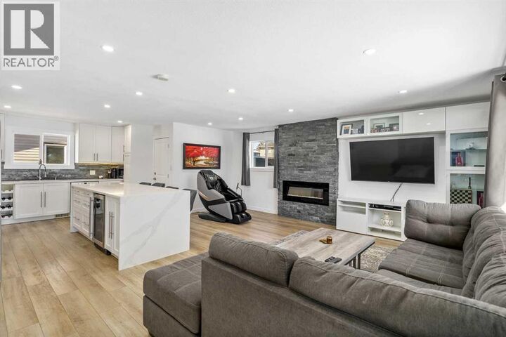Property Photo:  119 Silvercreek Close Northwest  AB T3B 4G2 