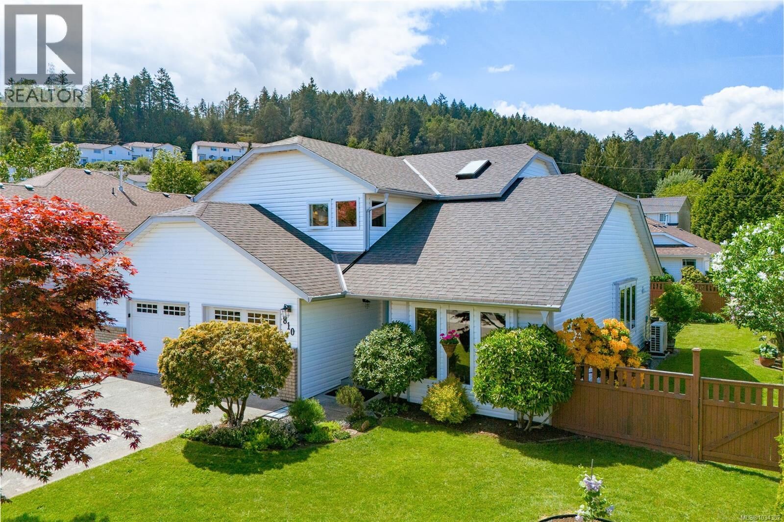 Property Photo: 810 Colonia Drive BC V9G 1N3