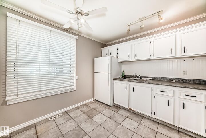 Property Photo:  2024 57 Street NW 11  AB T6L 2Z3 