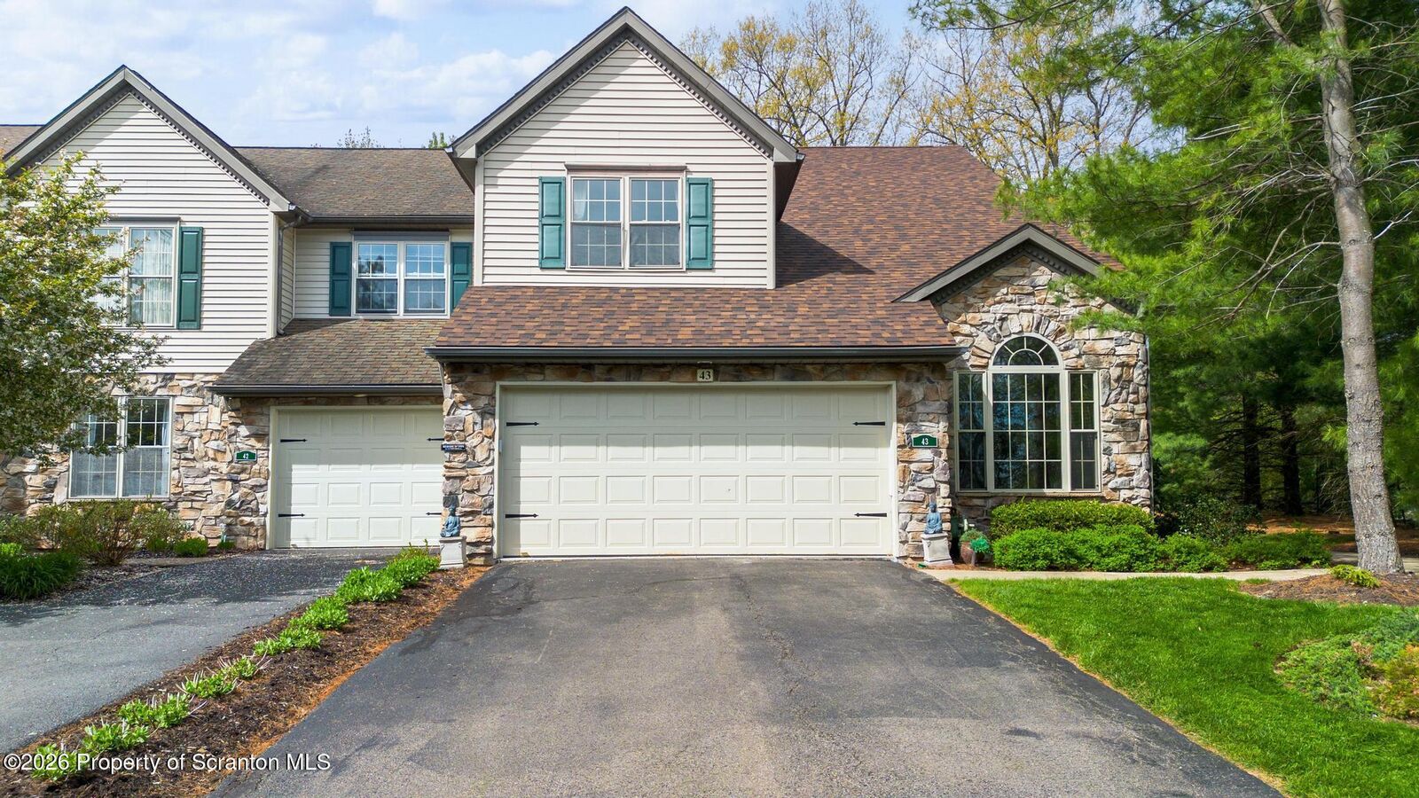 Property Photo: 43 Hedge Row Run PA 18411