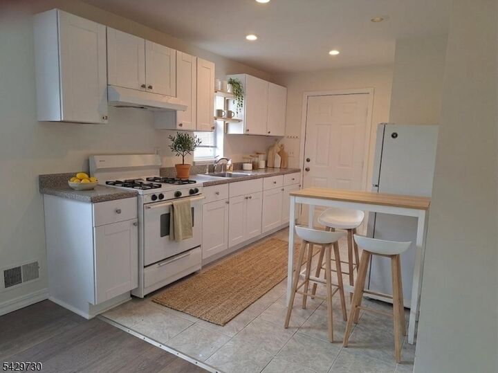 Property Photo:  370 South Ave 2  NJ 07090 