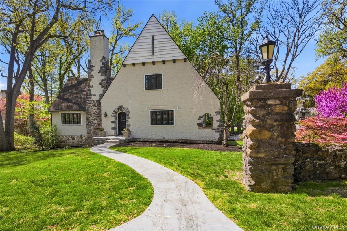 Property Photo:  1 Aviemore Drive  NY 10804 